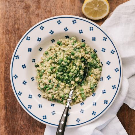 Gerstenrisotto mit Erbsen und Brennnesseln