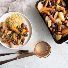 Caramellisiertes Ofengemüse und Tempeh mit Couscous